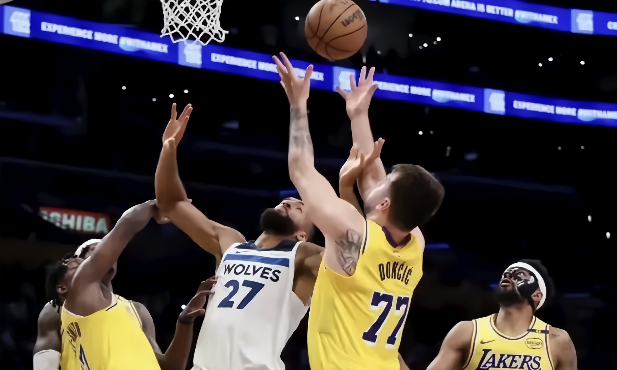 清晨NBA季后赛焦点战；深圳男篮战术微调；气氛紧张；更衣室氛围转暖的简单介绍