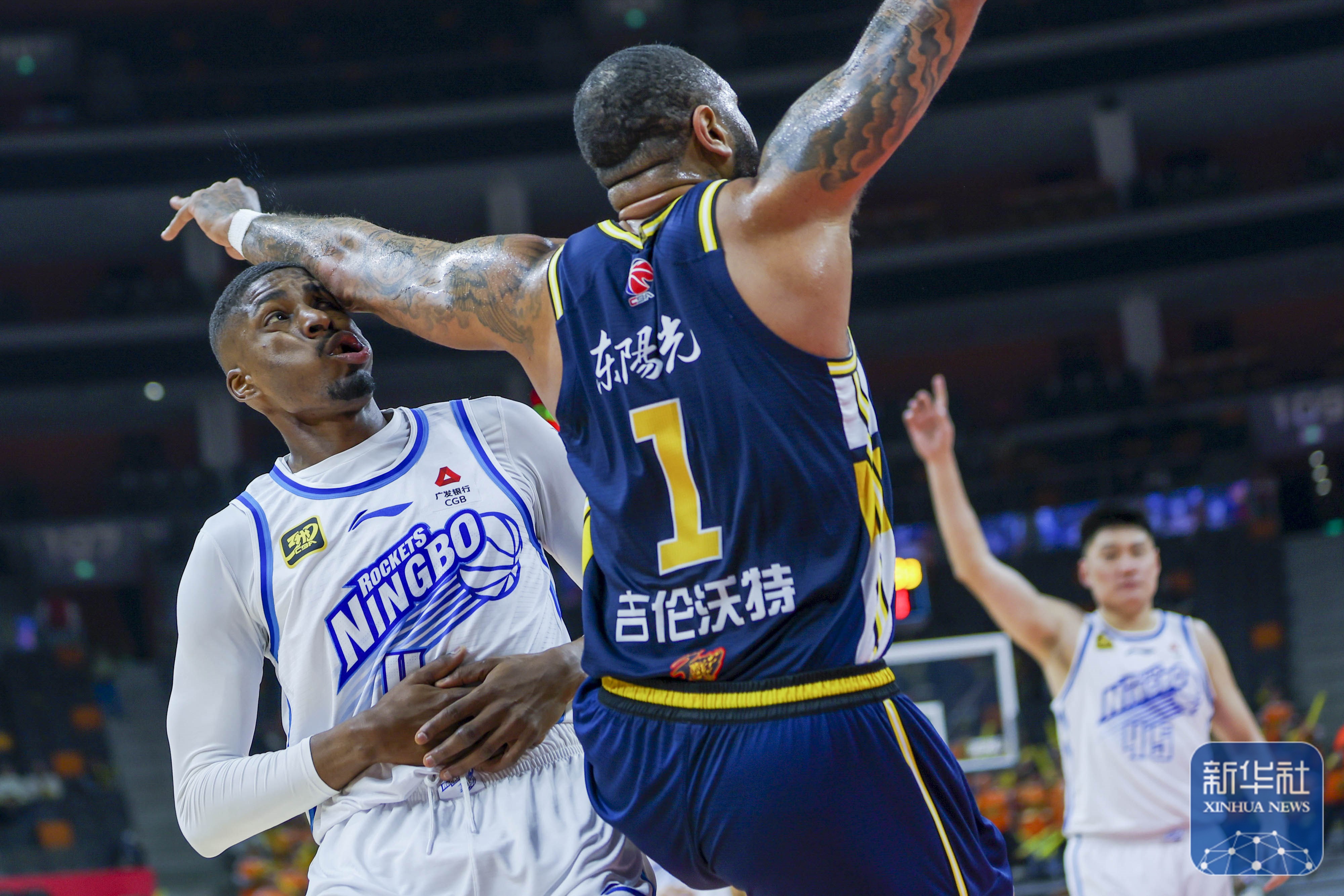 清晨NBA季后赛焦点战；深圳男篮战术微调；气氛紧张；更衣室氛围转暖的简单介绍